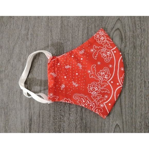 Levi’s Red Bandana Face Mask – Adjustable & Stylish Protection - Picture 2 of 3